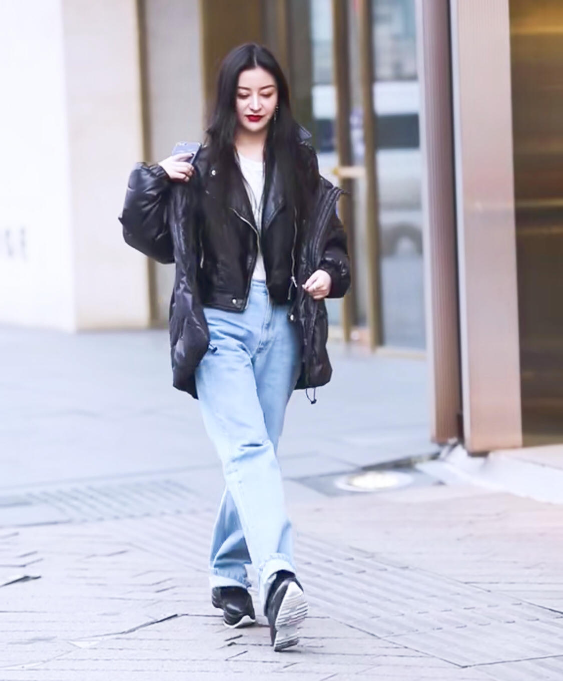 酷极了|建议牛仔裤不要穿七分的,试试“翻边穿法”,搭配毒液鞋酷极了