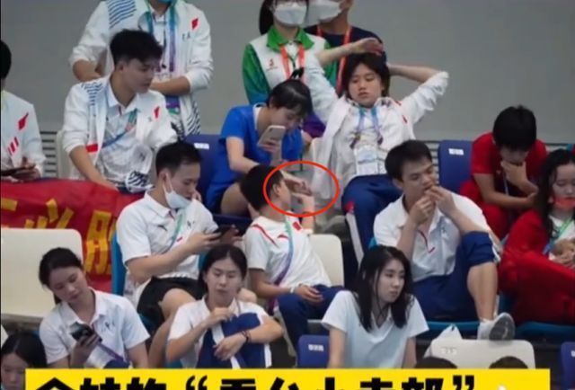 彭健烽|一口吃掉半根香肠!全红婵又火了:当观众却忙签名+给队友递零食