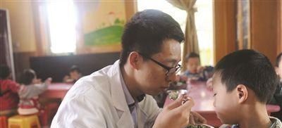 不已|6岁男孩长出“双排牙”,要一颗颗拔掉,妈妈自责不已,都怪我