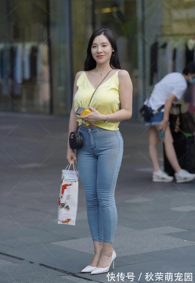 高跟鞋 穿牛仔裤也要有分寸,“大象腿”强行冒险,结果往往背道而驰!