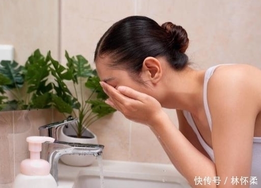 皮肤|皮肤暗沉无光、毛孔粗大,老气十足坚持做好4件事皮肤细腻光滑