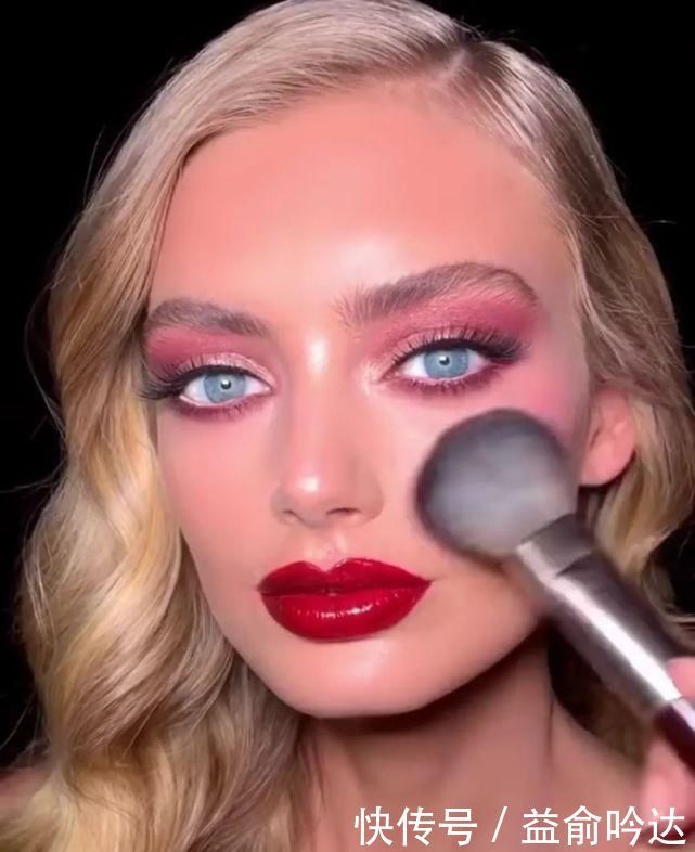 细闪|今天美容编辑教大家:如何用穿搭的思路学化妆