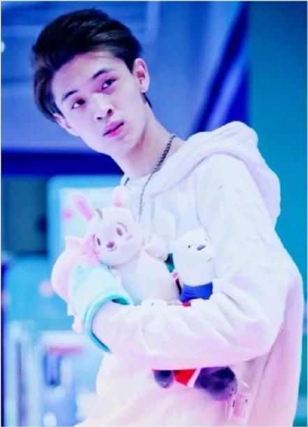 尹正|秦霄賢新綜路透來襲，孟鶴堂周九良新造型加盟節(jié)目，網(wǎng)友：這誰啊，不認識