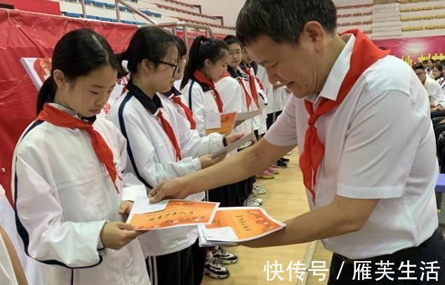 小张|孩子的奖状贴满墙,父母却“满脸忧愁”,网友:换谁也高兴不起来