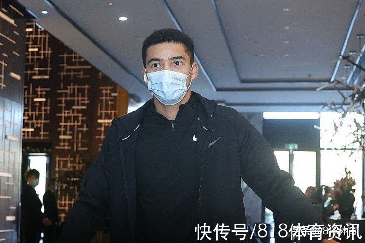 李铁|国足结束苏州隔离赴上海!李铁戴口罩一脸严肃,洛国富笑容灿烂点赞