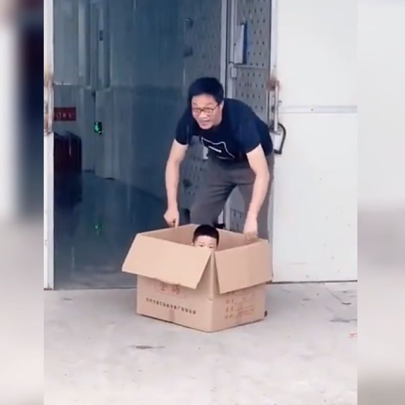 淋雨|为了不让娃淋雨,亲爸的“花式”遮雨妙招获高赞真不按套路出牌