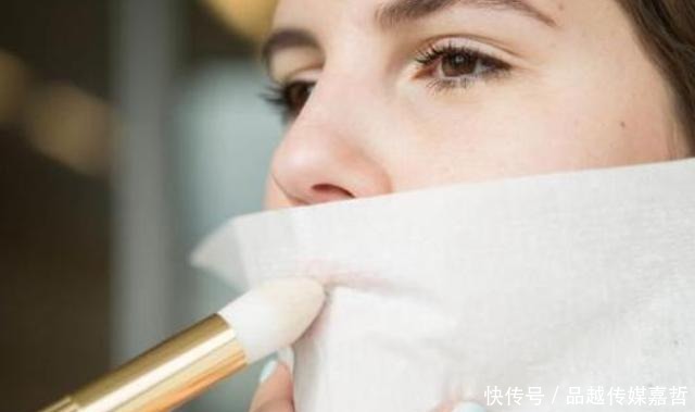 不管涂什么口红别直接抿,教你3个口红小技巧,时刻做精致女人