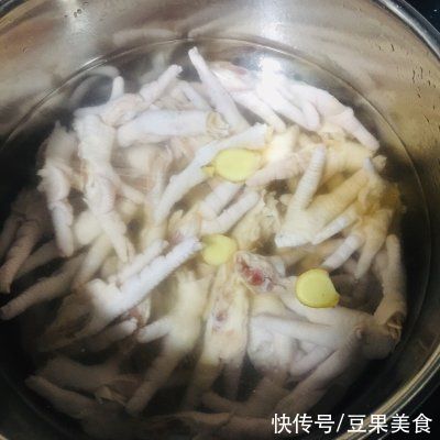 这道家喻户晓的泡凤爪是怎么做的呢？