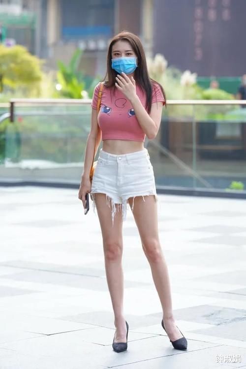 简约粉红T恤衫，搭配露脐牛仔短裤，时尚而有风度