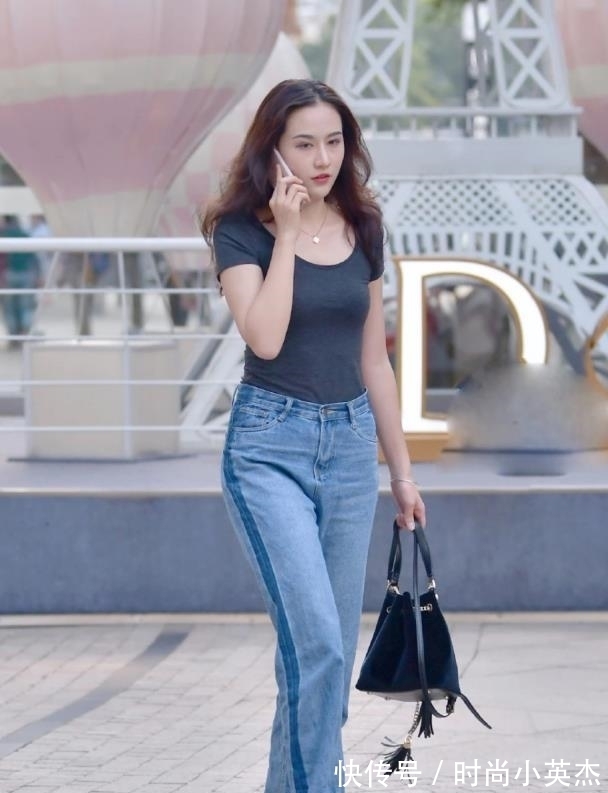 时尚 黑色修身短袖搭配宽松牛仔裤,时尚大方,气质迷人