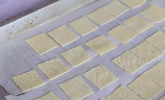 豆腐皮别总炒着吃了，这样做的豆腐皮个个鼓大泡，嘎嘣脆