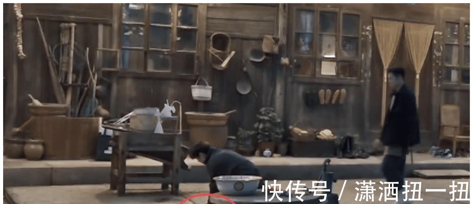 何炅从地上捡起小H叼的肉,打算洗洗煮了吃,张艺兴的做法好耿直