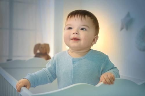 大脑|宝宝太难哄睡?家长不妨多给孩子抚摸3个部位,娃睡得香更聪明