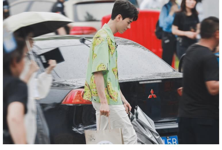 路透|龔俊《中餐廳》路透又來了！大長腿優(yōu)越，穿花蝴蝶襯衫卻清新脫俗