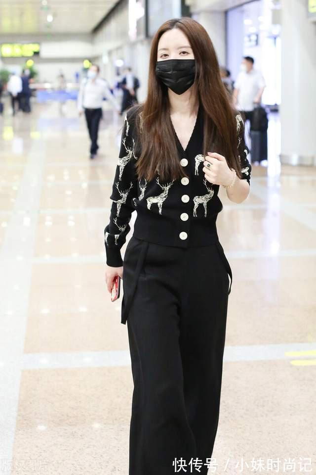 身材|张萌美得太霸气,穿黑色礼服秀出曲线身材,立体垫肩一点也不夸张