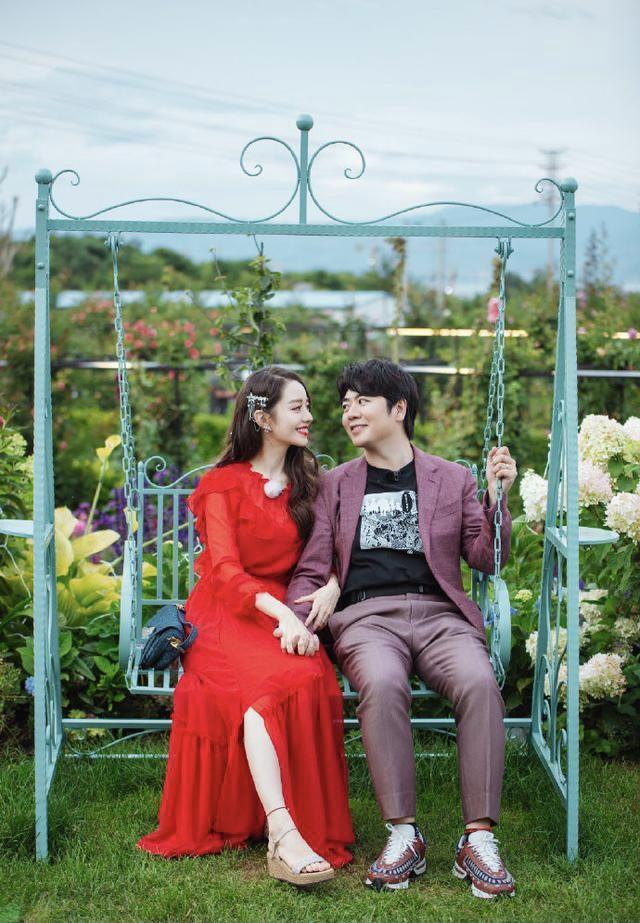 吉娜的“空竹腰”不见了,穿红色荷叶边长裙高级优雅,仍有贵妇范