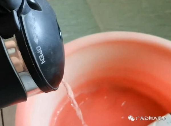 医生|女童掉进洗澡水被大面积烫伤,医生:牢记这5个字可救命