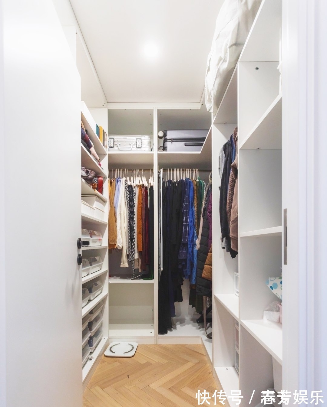 阳台上|独居女孩的精致生活:阳台装浴缸、卧室衣帽间,36平小家样样不少