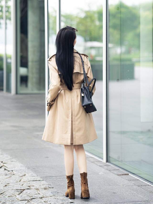 调节扣|秋冬,怎么穿性感女人味?风衣配白色衬衫和白色短裤,秀出大长腿