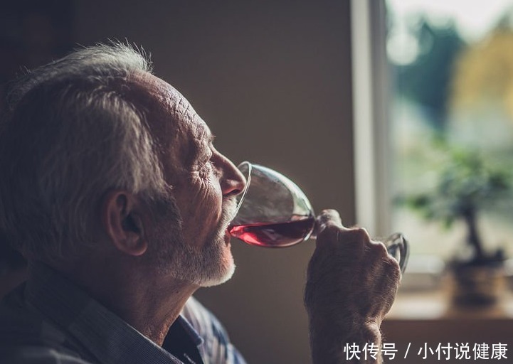 老年人|45岁之后,身上出现4种表现,骨头或许已经“酥脆”