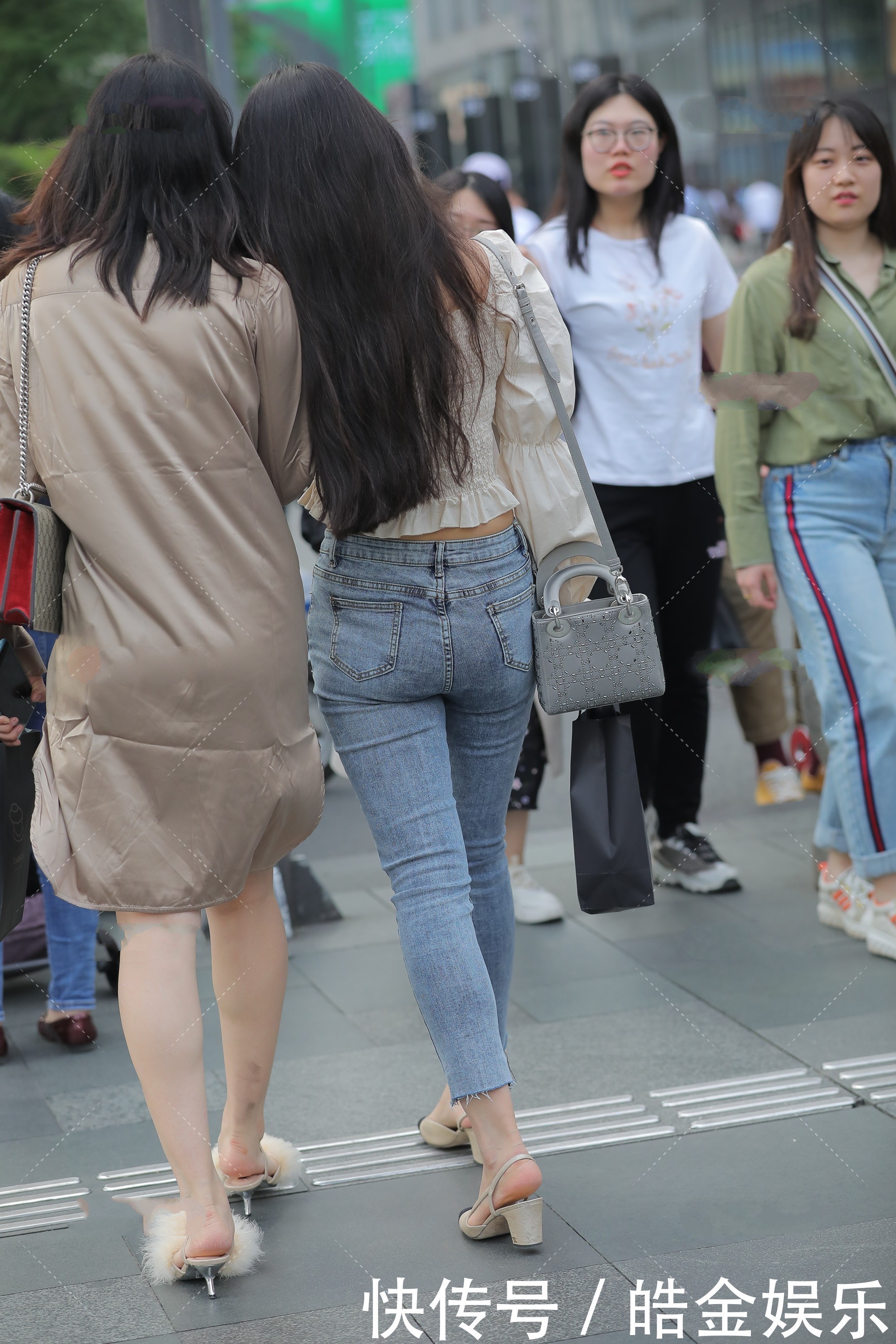 成熟风的小姐姐,气场实在强大,满身贵气,好难追到手的样子