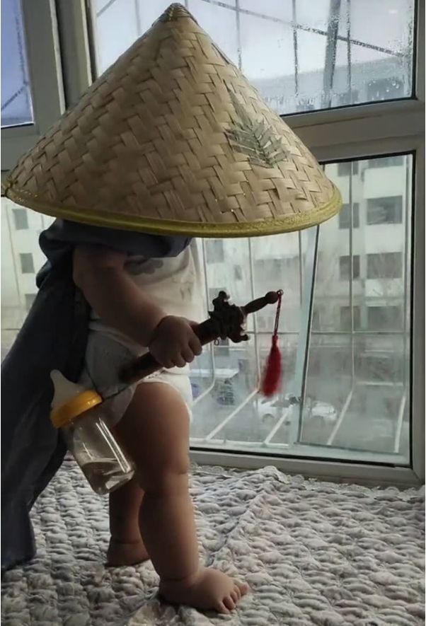 气质|“尿不湿大侠”火了,腰挂奶瓶手提宝剑,气质拿捏得恰到好处