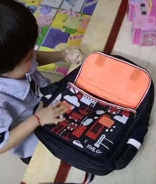 上学|女儿带奶嘴上学,人多不好意思吸,回家后迫不及待的样子萌翻网友