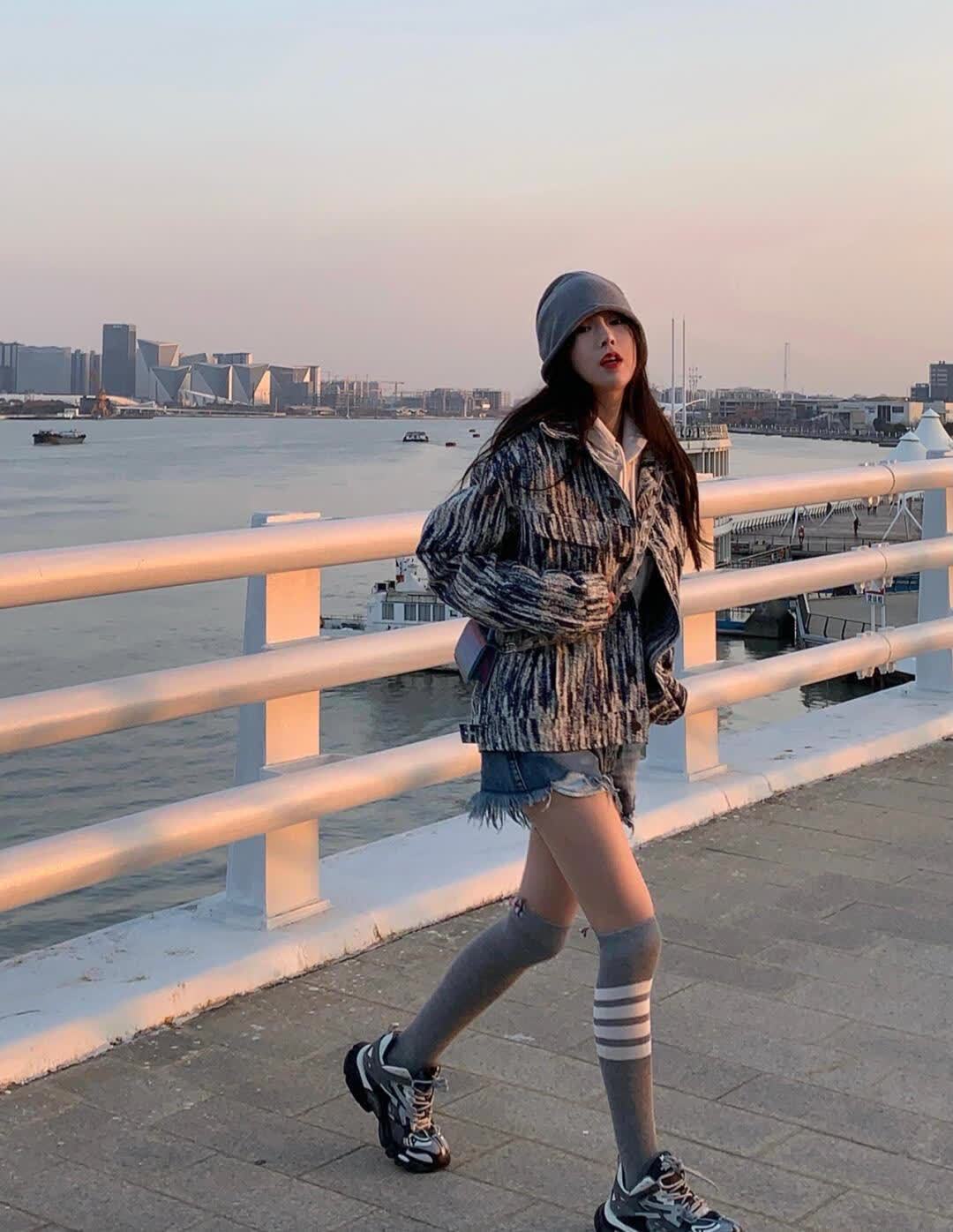 小姐姐|穿短裤戴帽子拍照真的是又性感又帅气, 小姐姐们一定要试试