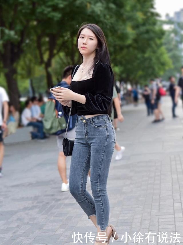 时尚|牛仔裤既时尚又实用，穿起来简单又漂亮，让人爱不释手