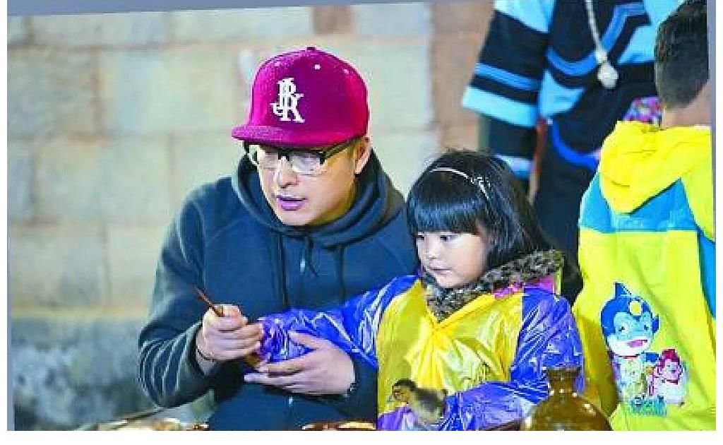 他們因?yàn)榫C藝節(jié)目而紅，也因?yàn)榫C藝節(jié)目而沒(méi)落，有人翻車撒謊離婚