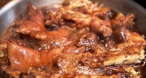 酱猪蹄，不用香料不用盐，只加3种调料，猪蹄软烂又筋道，特简单