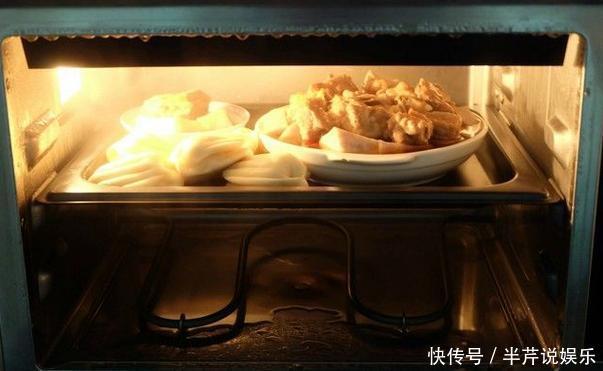 家宴最省事的一道菜,芋头排骨蒸一起,汤汁都可拌饭吃