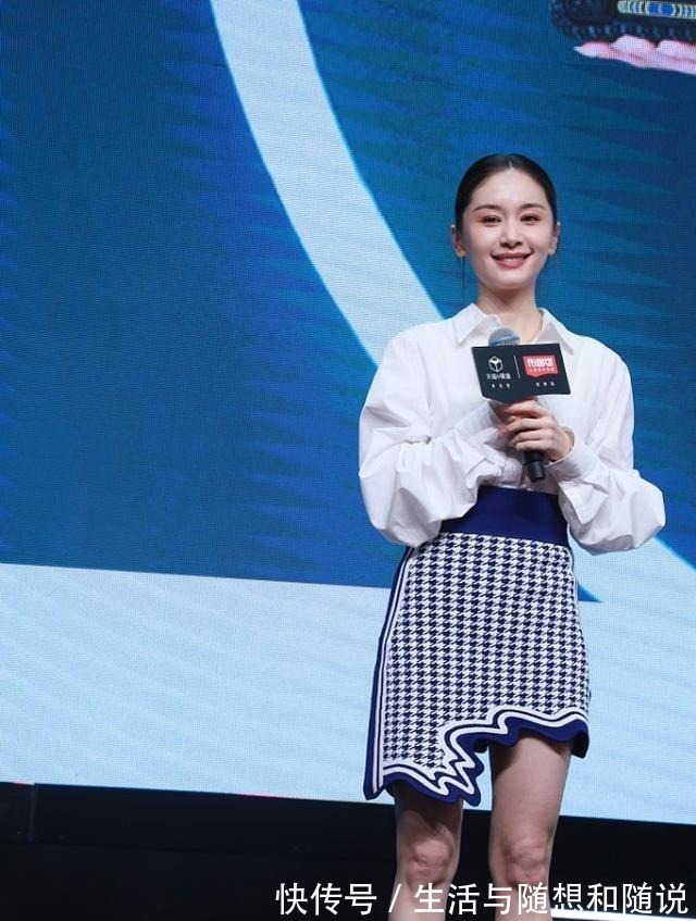 衬衫 女明星都在穿的简约白衬衫，原来搭配好也能这么精美，时尚又高级！