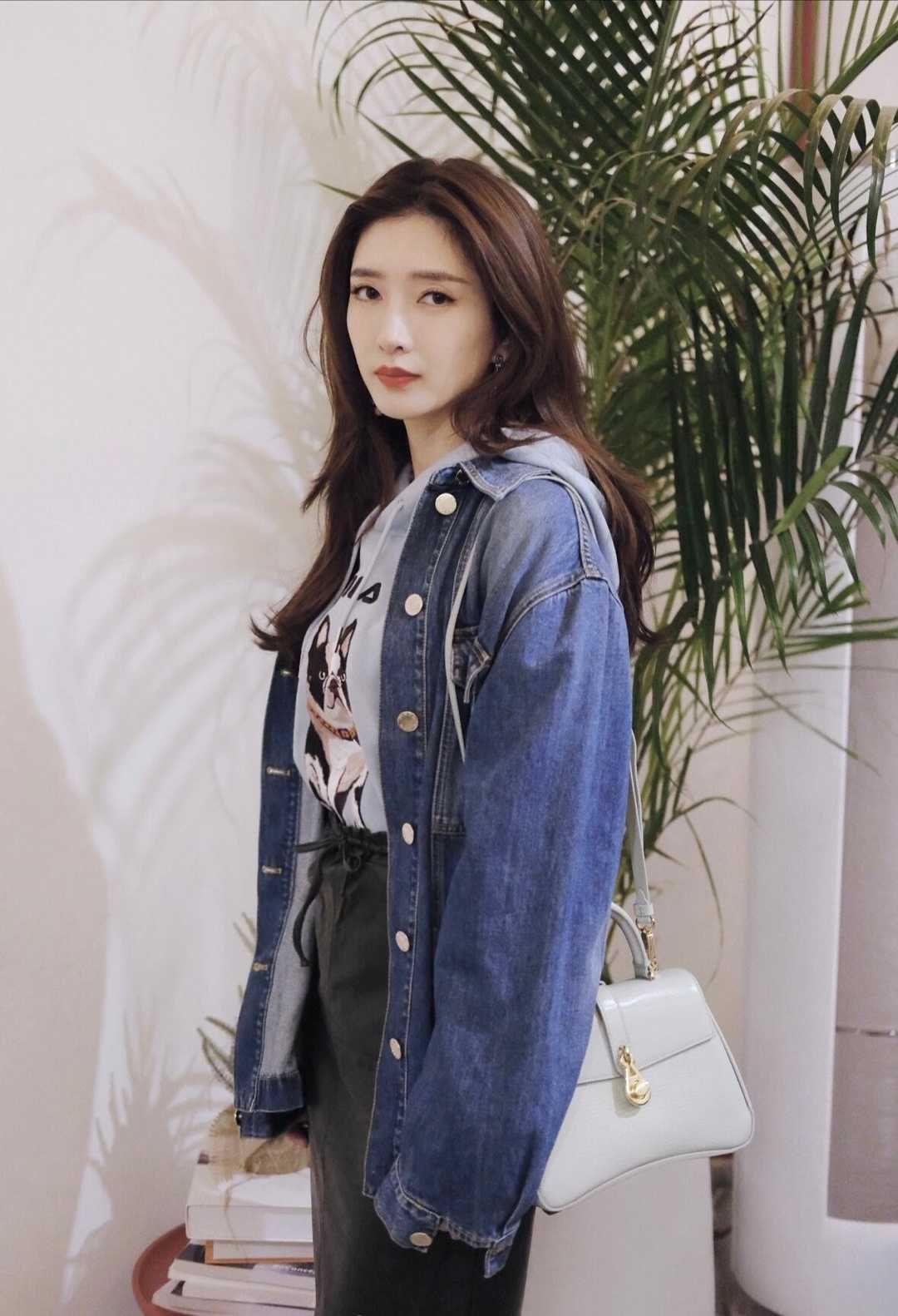 李彩桦彻底时髦了一回，长款牛仔外套配打底裤，高高丸子头太吸睛