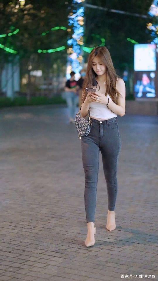 牛仔裤|修身牛仔裤配吊带短衫,个性清凉,身材更显苗条,值得一试