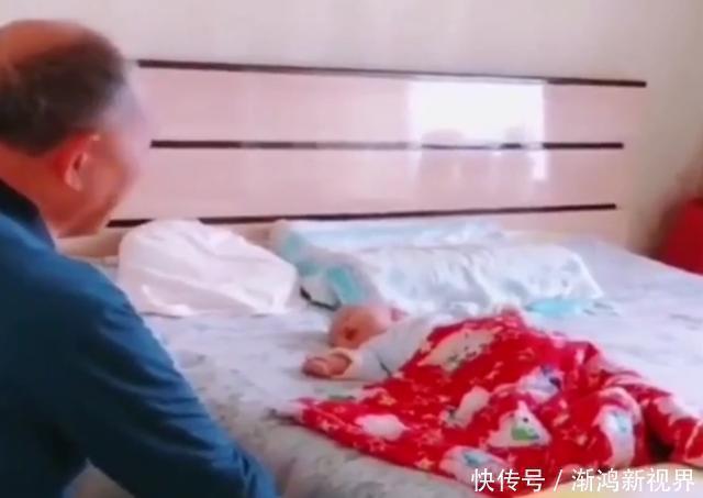 妈妈|宝宝出生后回家,爷爷盯着孙女看了1小时,画面太美妈妈不忍破坏