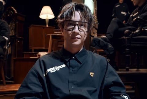 十個薛之謙,抒發(fā)15年的感慨:當(dāng)燈光打在身上,哪有理由不去聲嘶力竭