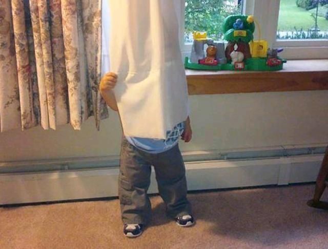 躲猫猫|小孩子藏猫猫“顾头不顾脚”,除了可爱,还和自身的心理发育有关