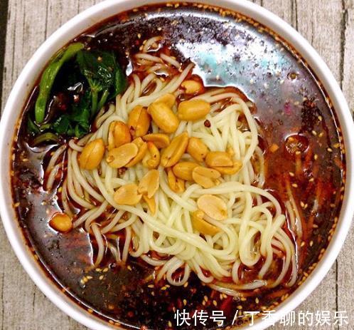 家人|天热没食欲,给家人煮一碗重庆小面,面条嫩滑爽口,好吃过瘾!