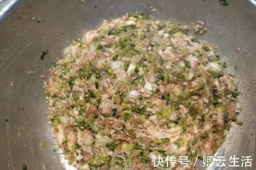 饺子馅想要鲜流油流汁？有人加鸡蛋，有人加油，其实都不全面