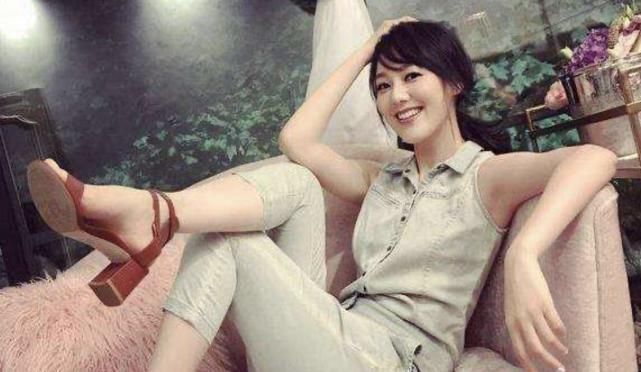 董卿|李咏力捧的金牌女主持,却因绯闻缠身遭央视“退货”,现在如何了