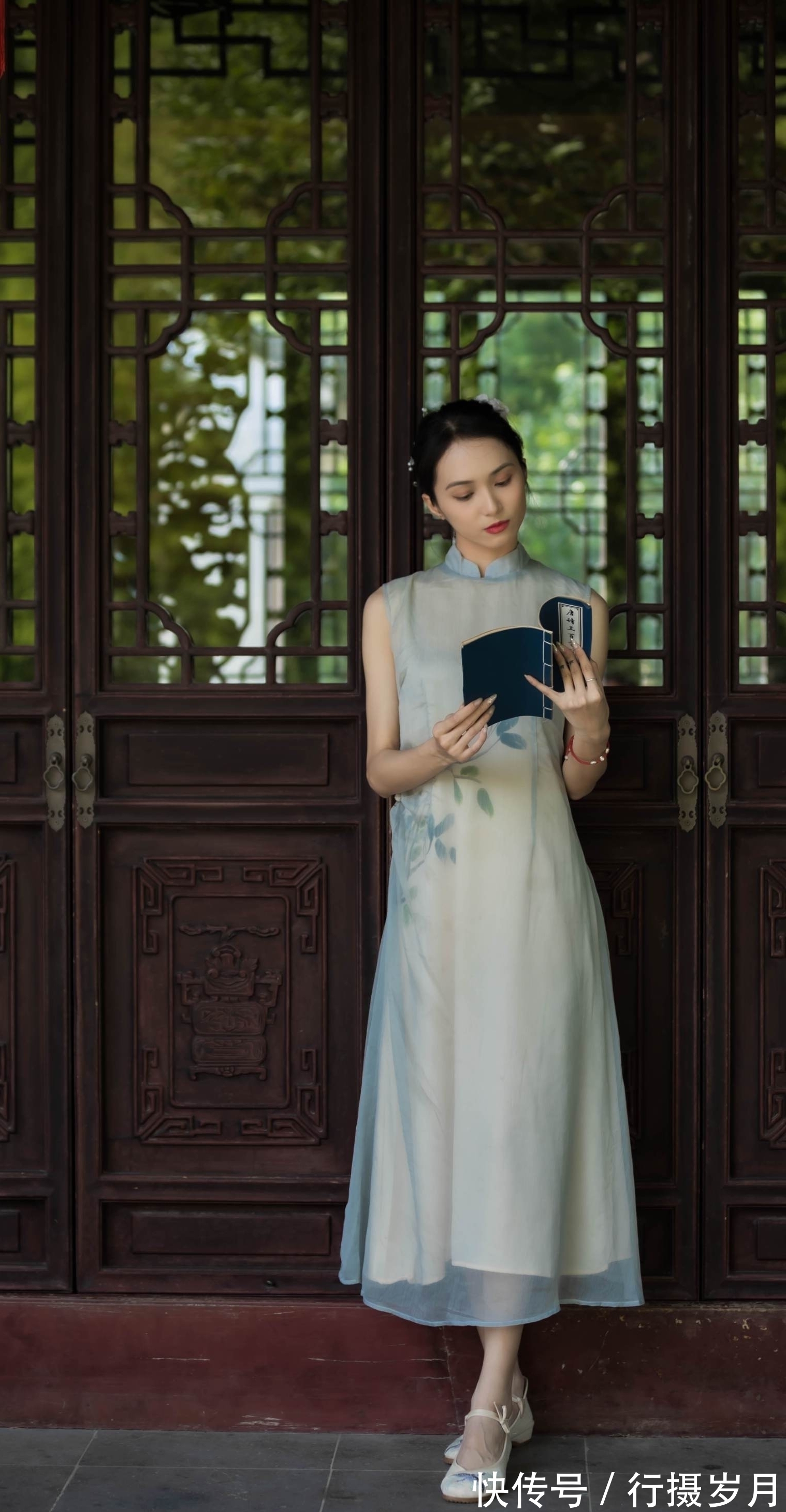 萧月$红尘轻浅,谁解离殇?两两相望,谁懂情长?紫陌飞花,谁怜残香?