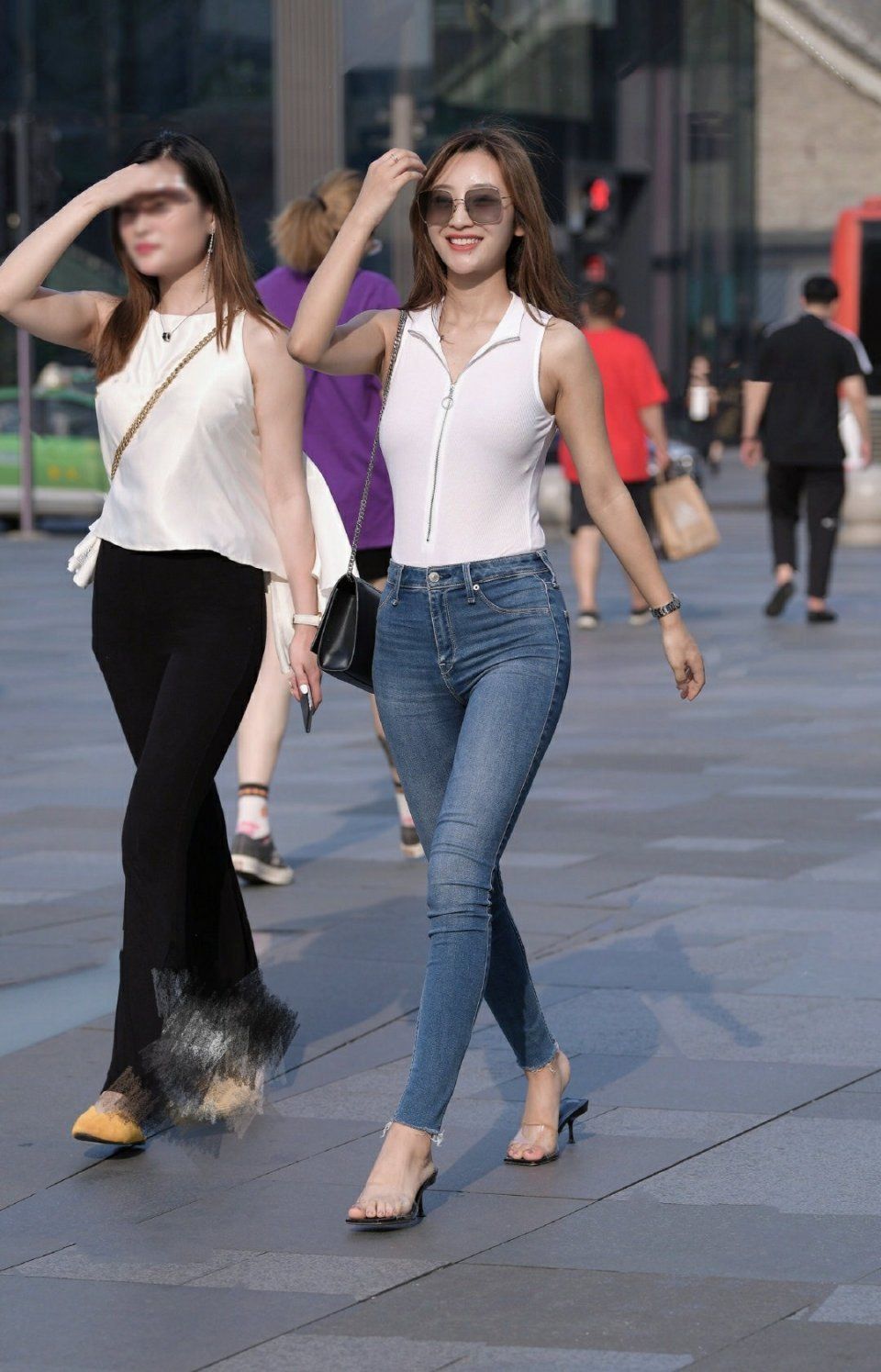 街拍：经典蓝白配色，连体式的上衣更修身紧致