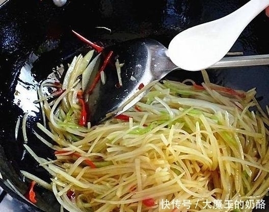 干辣椒|炒土豆丝时，千万别再直接下锅了！教你2招，土豆丝又香又脆