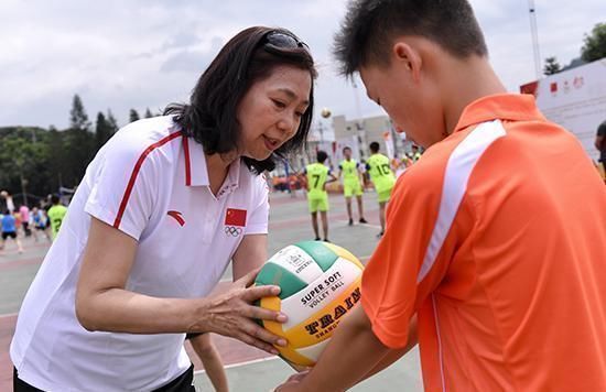 女排|比郎平还厉害她是女排中唯一的五冠王，女儿是清华的学霸