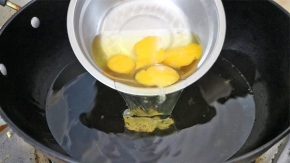 食用油|鸡蛋倒入滚烫的油锅中，五秒就变美食，三十年老厨的技术真是牛