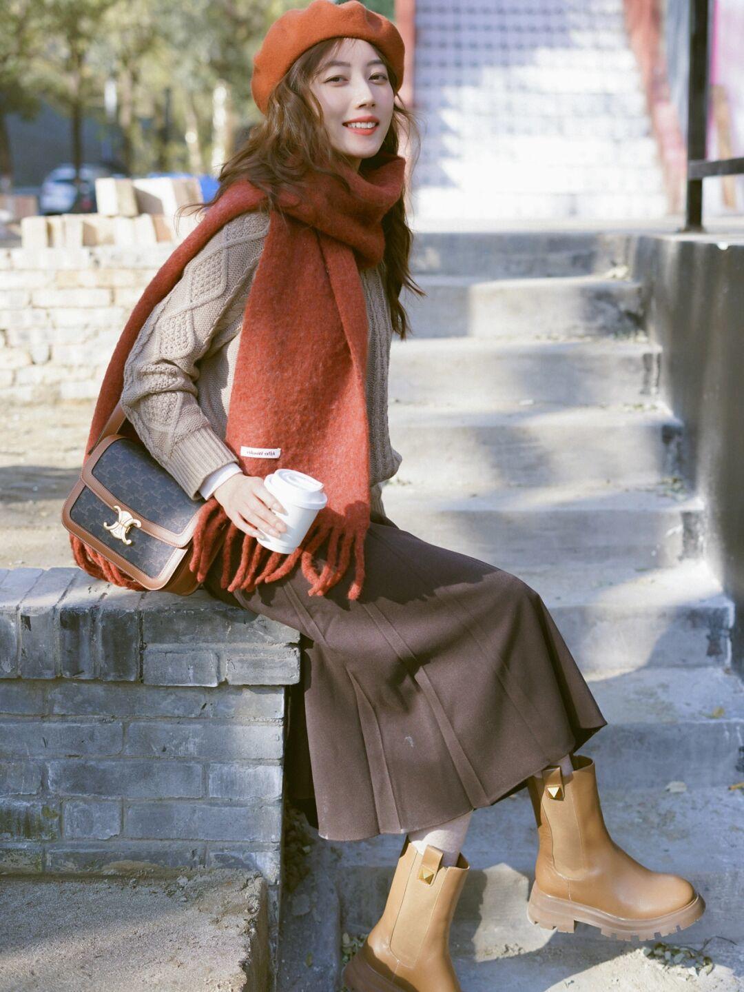 打底衫 降温后毛衣怎么穿更高级?用这4款打造好气质,想不优雅都难