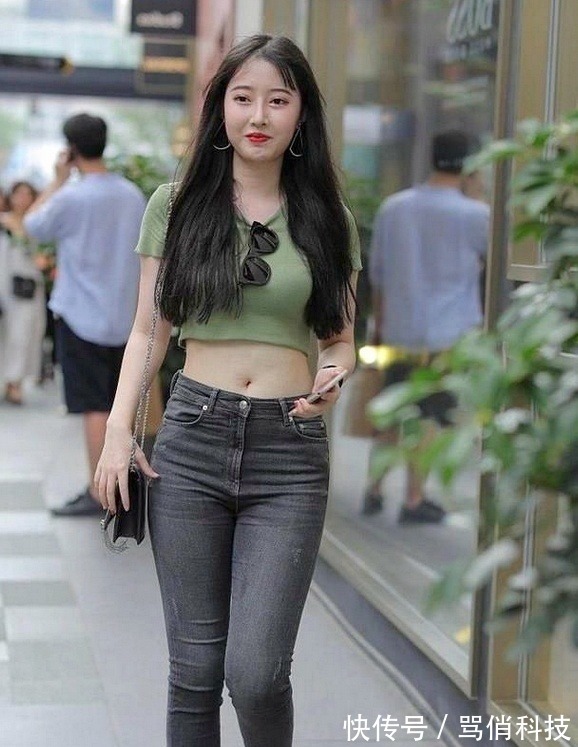 有心情 模特轻便时尚的绿色短T,看到她,谁还会有心情想要逛街?