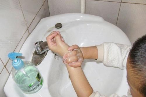 3岁宝宝晚上哭闹说“屁屁痒”，妈妈脱下裤子一看，有东西在动