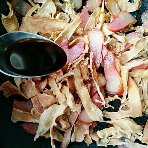 小米辣|腊肉到底怎么洗？用热水or冷水，大厨经验用这种“水”，原汁原味